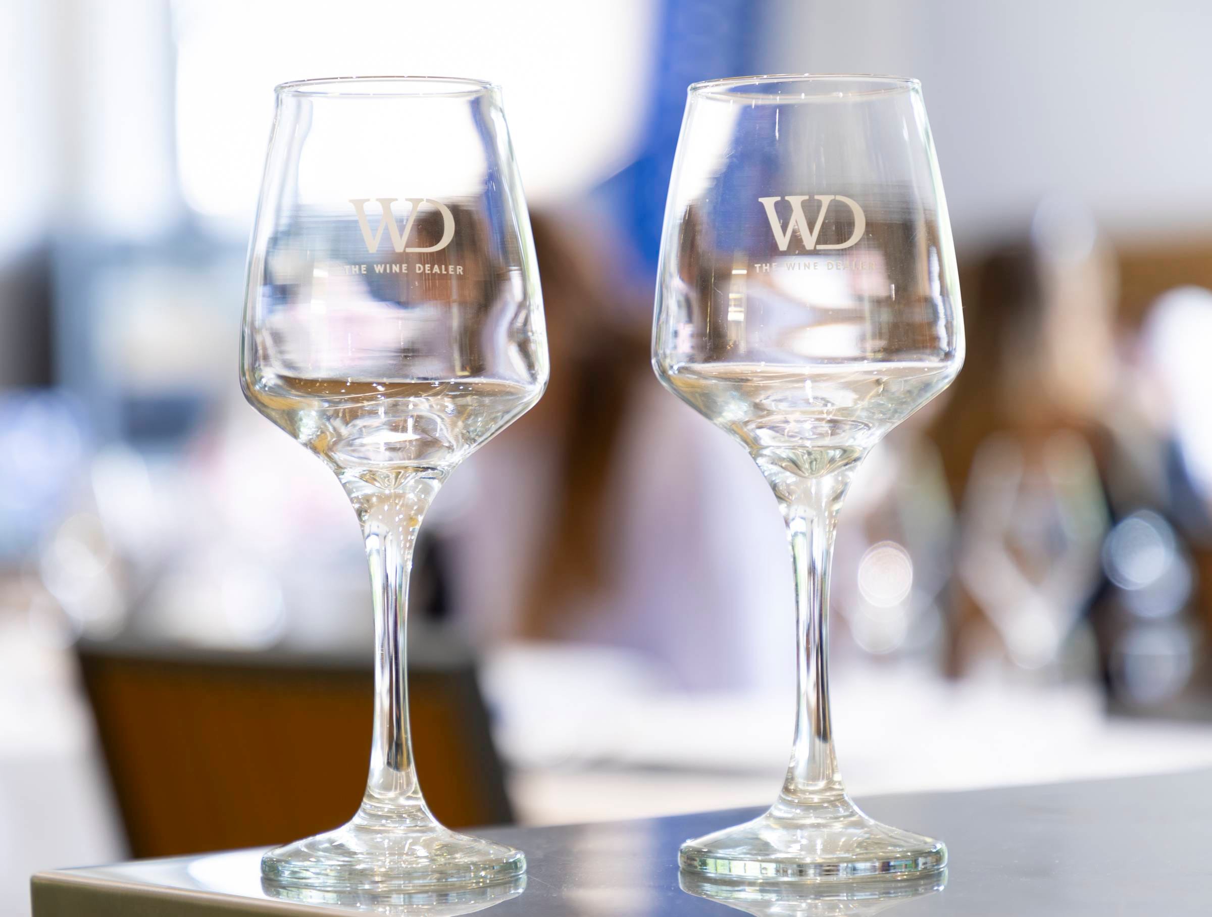 2 Wine dealer wine glasses